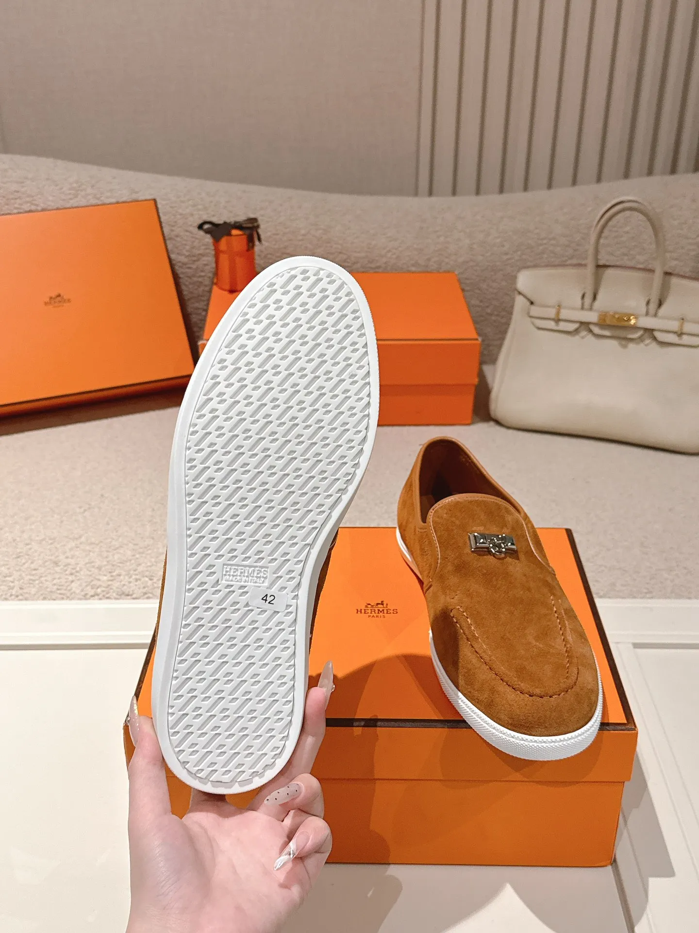 Men's Men's Shoes 600💰 Hermes# Couple Studded Loafers Calfskin and suede goatskin lace-up free sneakers with signature "H" detail. The design is simple and smooth, creating a fashionable urban look. It is comfortable and versatile. H family classics are not outdated, and the delivery counter is exquisitely packaged🛍📦 Fabric: Original customized imported first-layer cowhide/cow down Lining: Imported soft sheepskin Sole: Original open-molded anti-slip TPU material Size: 35-45